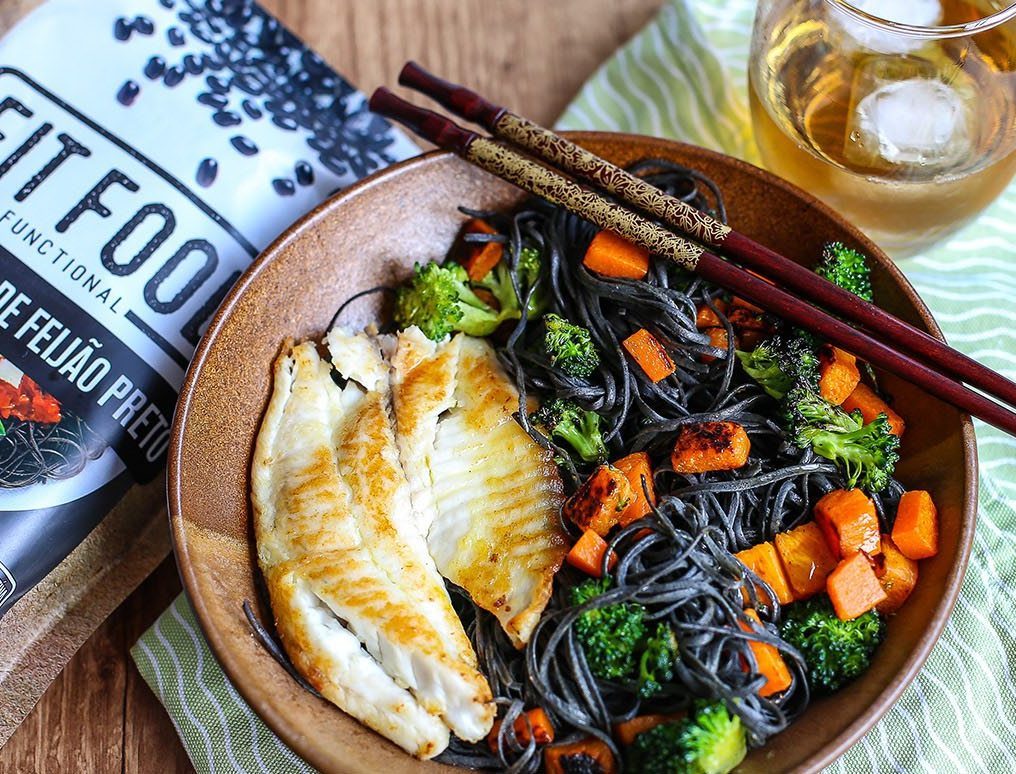 Macarrão de feijão preto FITFOOD com Filet de pescada