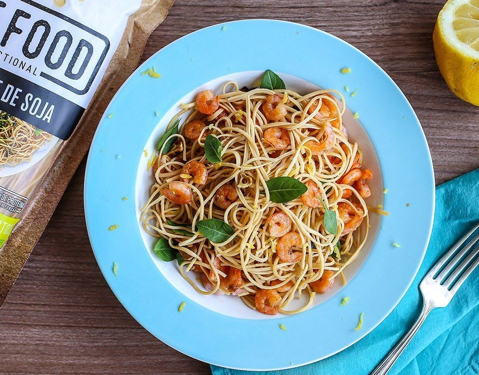 Deliciosa receita com espaguete de soja, que é fonte de proteína, orgânico e sem glúten. Com camarão e molho cítrico de dar água na boca.