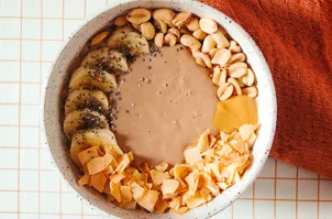 Bowl com pasta de amendoim e chips de coco FITFOOD